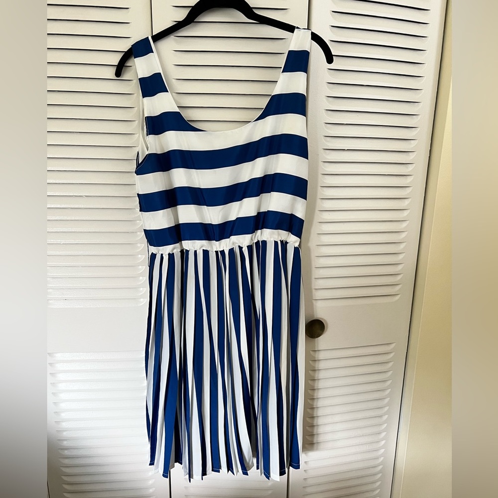 Size L blue and white striped pleated dress